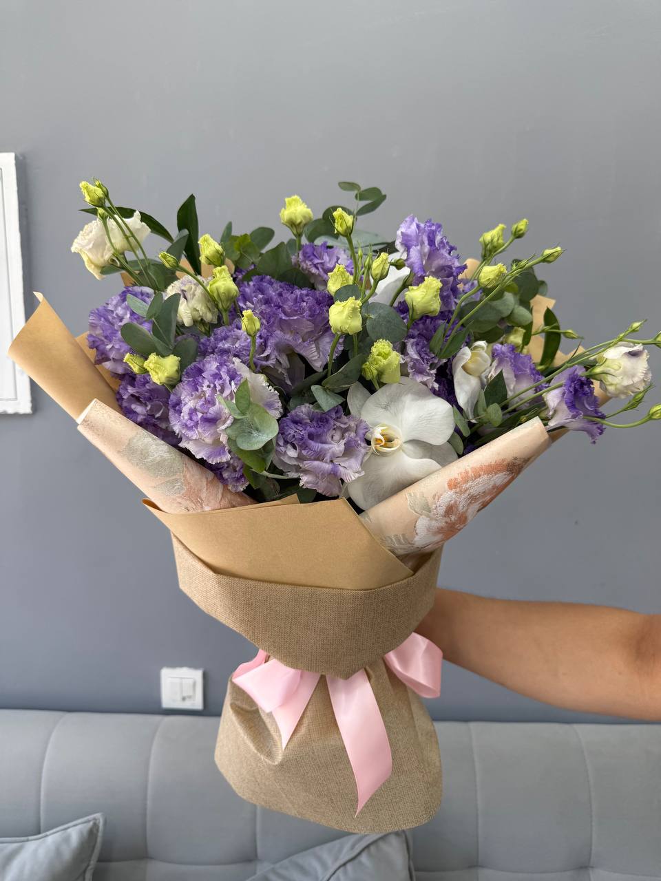 Binafsha eustoma guldastasi