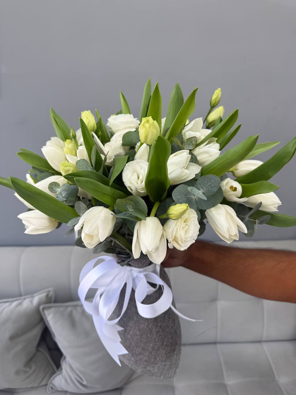 Oq lolalar va eustoma guldastasi
